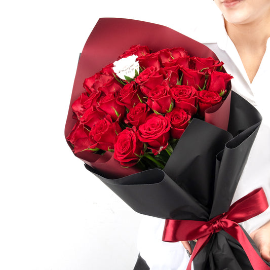 33本の赤バラの花束_黒×赤ラッピング_赤リボン
