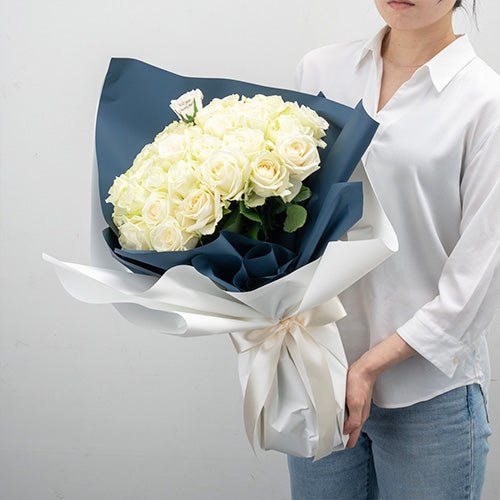 本数が選べる生花白バラの花束 花びらメッセージ