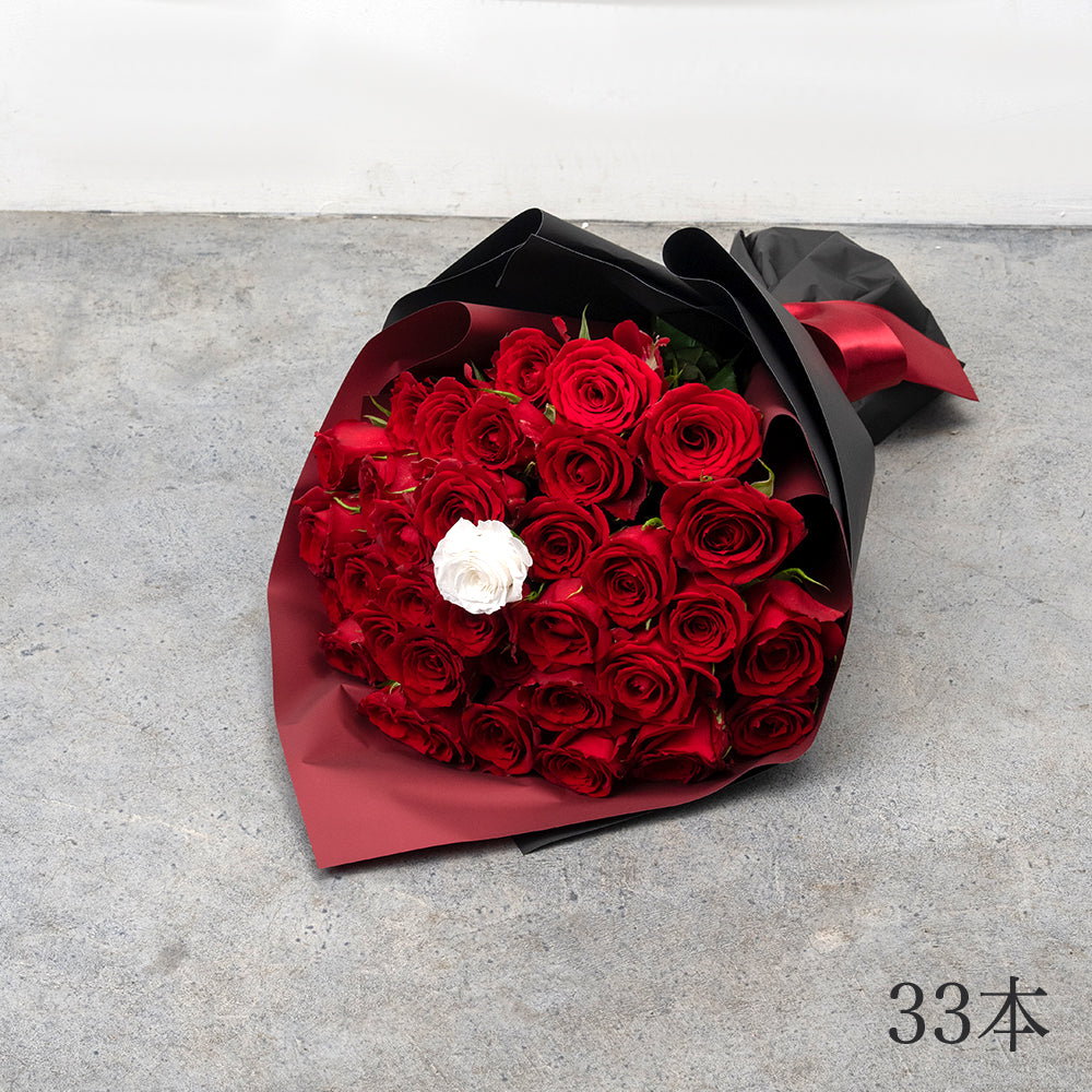 33本の赤バラの花束_黒×赤ラッピング_赤リボン