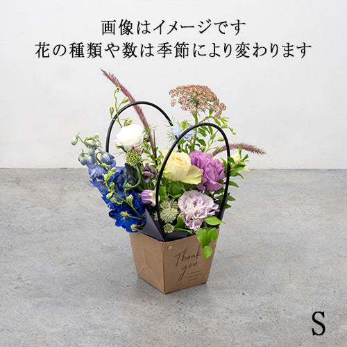 フローリストお任せ季節のアレンジメント　花びらメッセージ