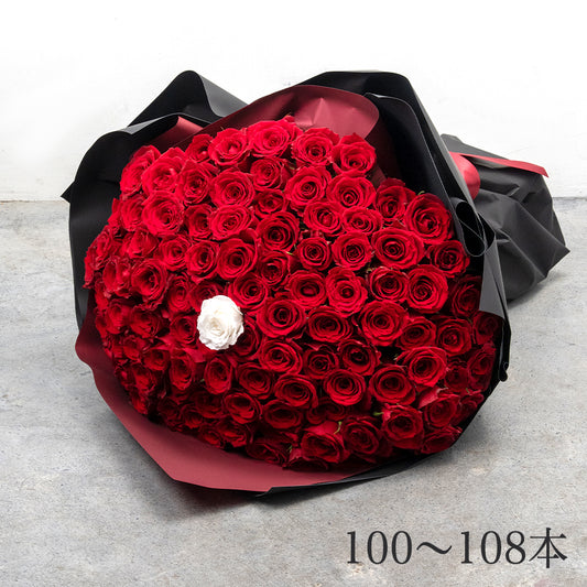 100～108本の赤バラの花束_黒×赤ラッピング_赤リボン