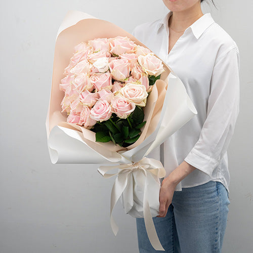 生花ピンクのバラの花束 プロポーズの定番 花びらメッセージ