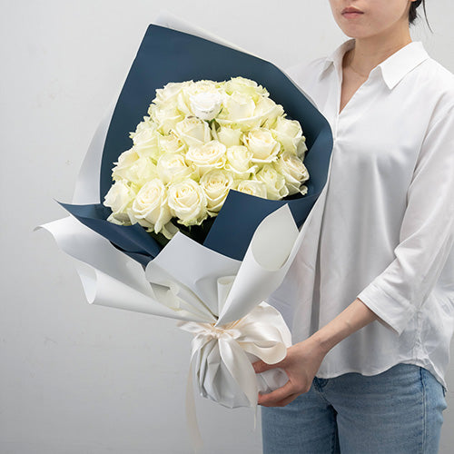 本数が選べる生花白バラの花束 花びらメッセージ