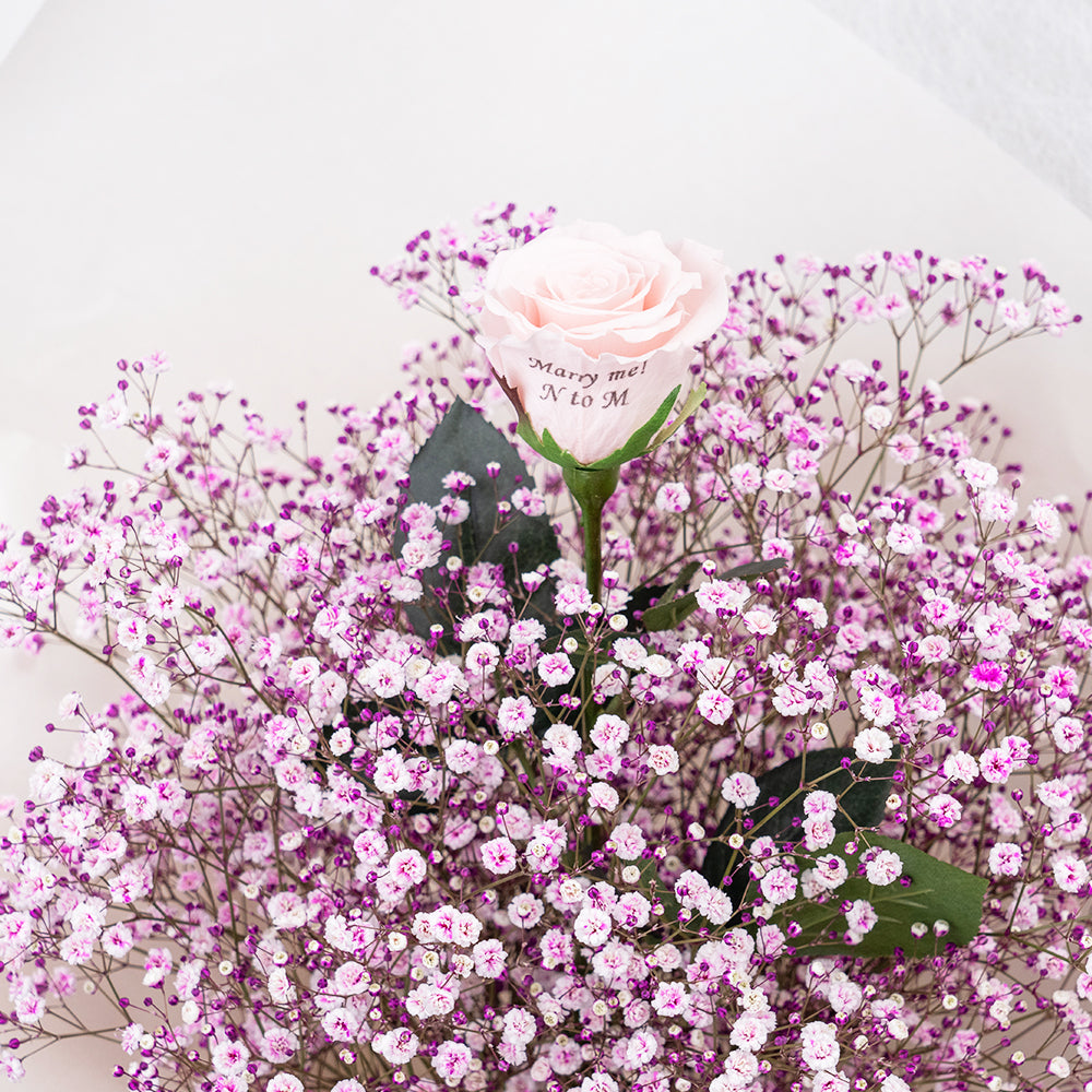 想いを伝える生花かすみ草花束 花びらメッセージ 選べるカラー_ピンク