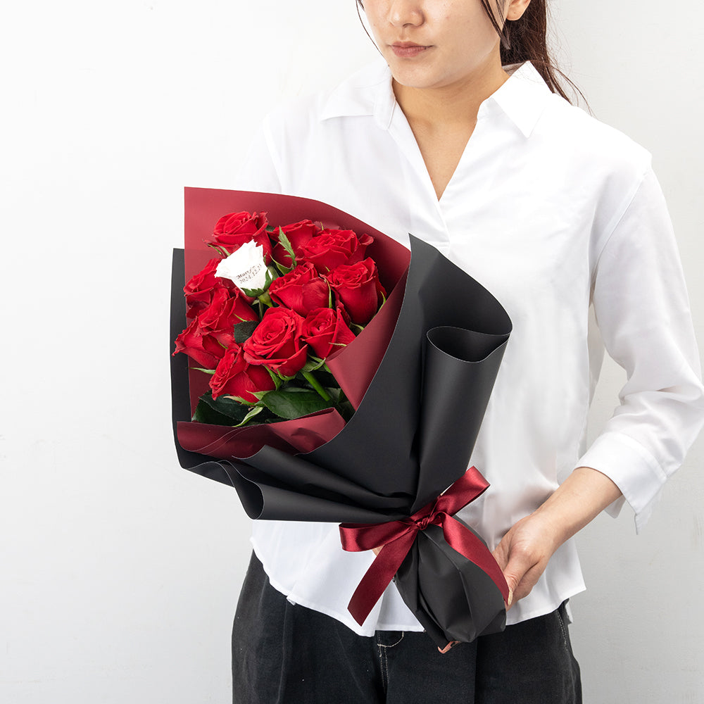 12本の赤バラの花束_黒×赤ラッピング_赤リボン