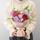 【2026年母の日限定】生花花束　そのまま飾れるカーネーションのスタンディングブーケ 花びらメッセージ