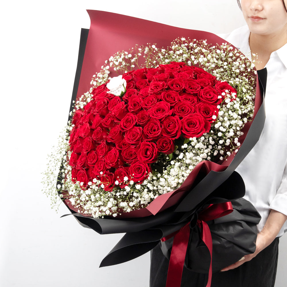 生花かすみ草と赤バラの花束 プロポーズの定番 花びらメッセージ