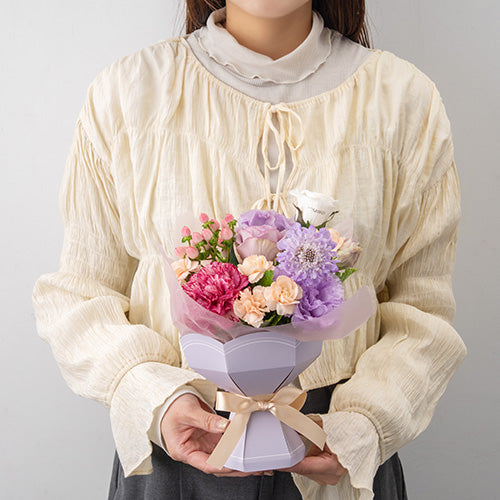 【2026年母の日限定】生花花束　そのまま飾れるカーネーションのスタンディングブーケ 花びらメッセージ