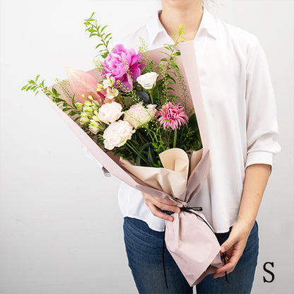 フローリストお任せ季節の花束　花びらメッセージ