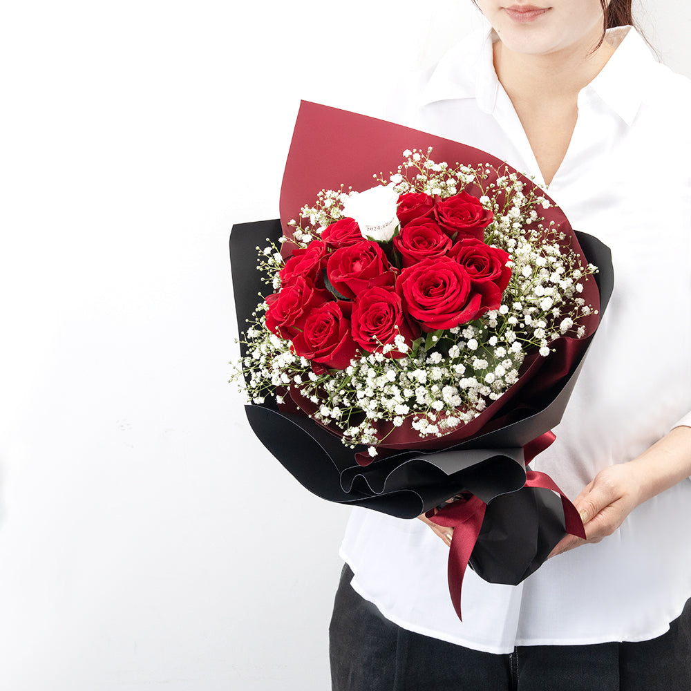 生花かすみ草と赤バラの花束 プロポーズの定番 花びらメッセージ