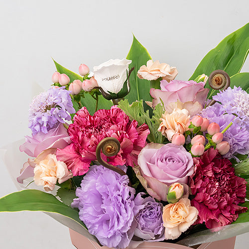【2026年母の日限定】生花花束　そのまま飾れるカーネーションのスタンディングブーケ 花びらメッセージ