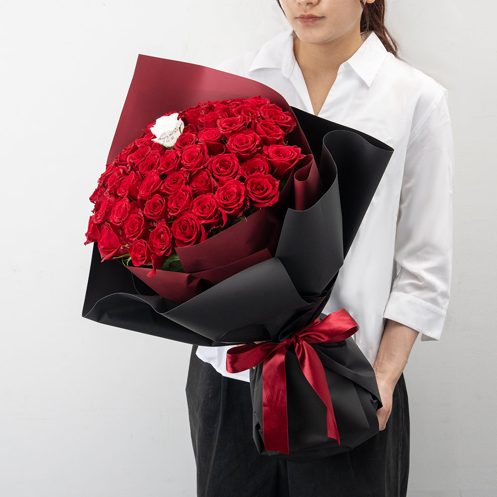 50本の赤バラの花束_黒×赤ラッピング_赤リボン