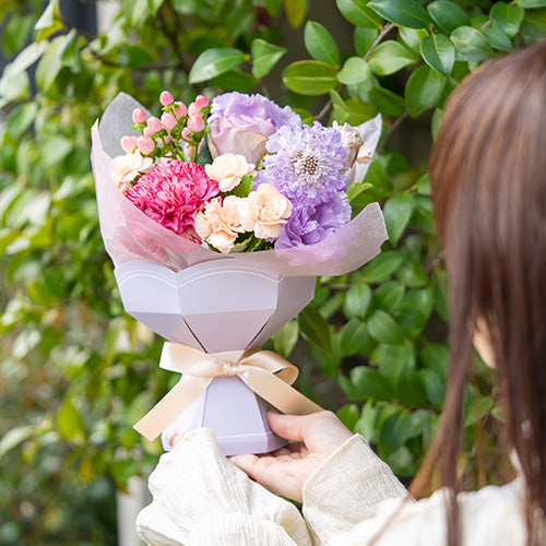 【2026年母の日限定】生花花束　そのまま飾れるカーネーションのスタンディングブーケ 花びらメッセージ