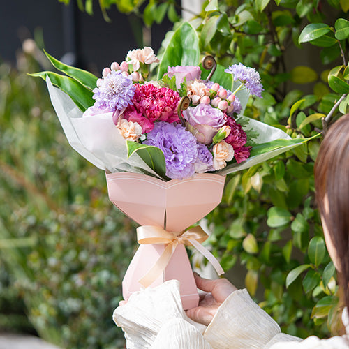 【2026年母の日限定】生花花束　そのまま飾れるカーネーションのスタンディングブーケ 花びらメッセージ