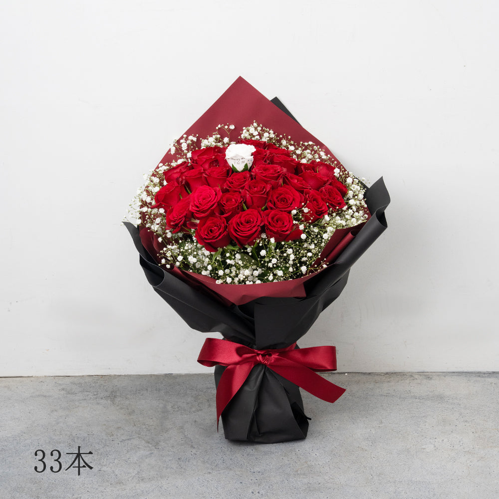 生花かすみ草と赤バラの花束 プロポーズの定番 花びらメッセージ