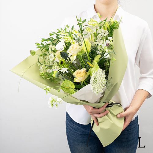 フローリストお任せ季節の花束　花びらメッセージ