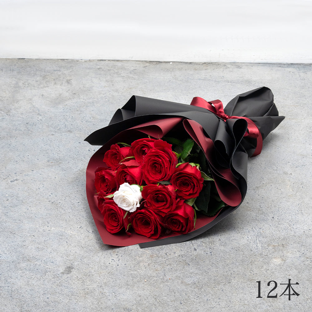 12本の赤バラの花束_黒×赤ラッピング_赤リボン