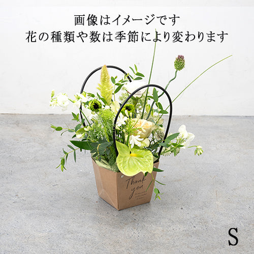 フローリストお任せ季節のアレンジメント　花びらメッセージ