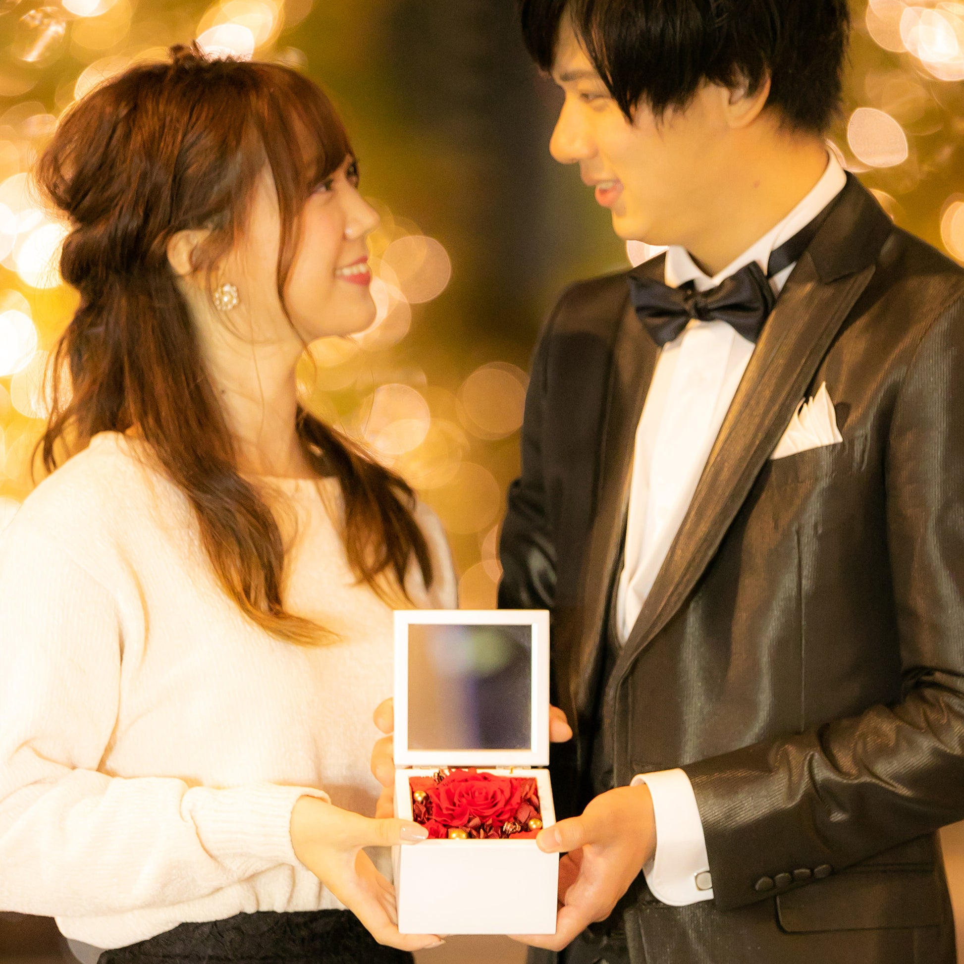 高級ホワイトオルゴールBOX お花イッパイ!プリザーブドフラワー プロポーズ用レッドでプロポーズするカップル
