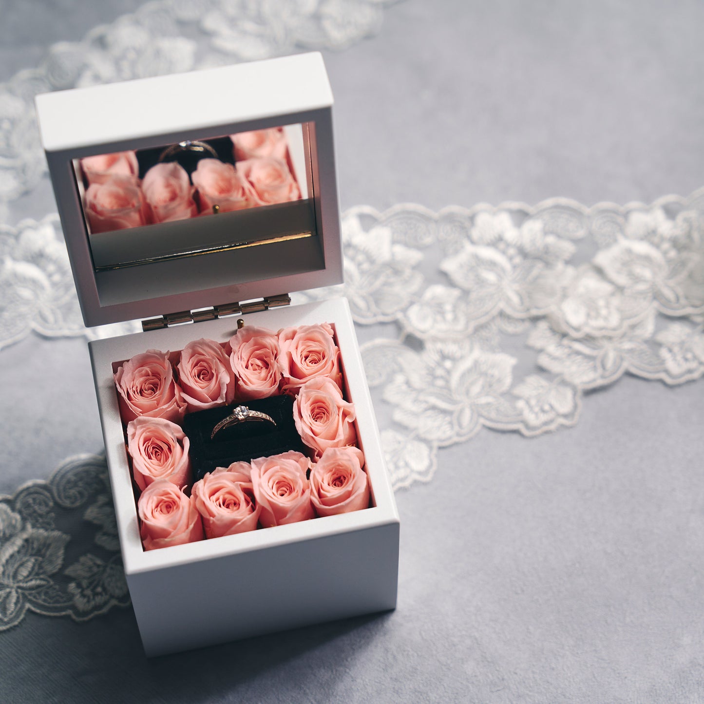 ミニ高級オルゴール リングケース_ピンクに婚約指輪をセットした様子