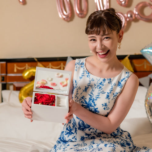 ホテルでプロポーズSpecial高級オルゴールジュエリーBOX_ドラマティックレッドを開く女性