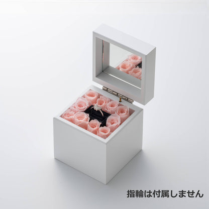 ミニ高級オルゴール リングケース_ピンクに婚約指輪をセットした様子