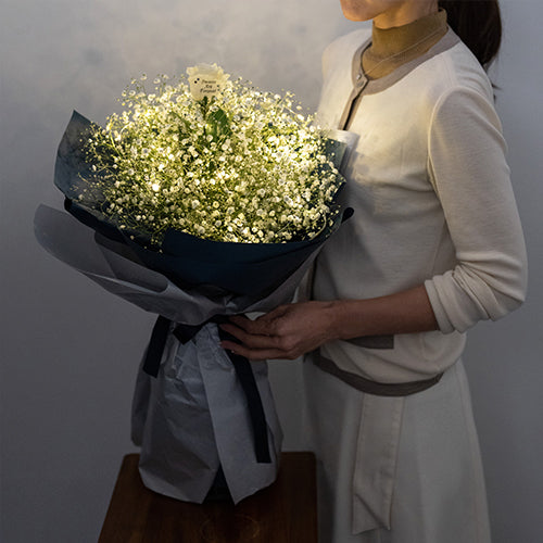 花びらメッセージ　"生花"かすみ草の花束　光る星屑アレンジ_M