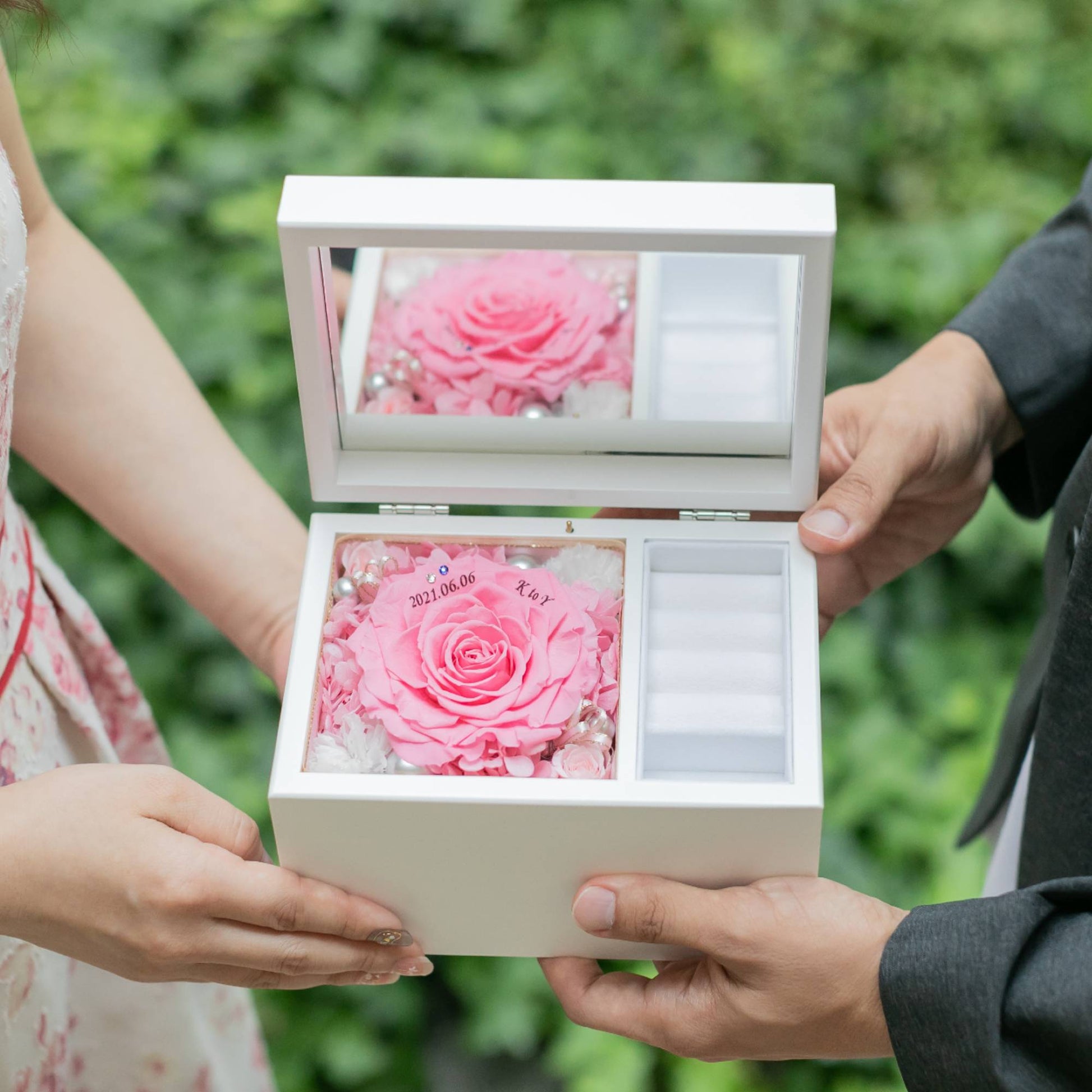 Special高級オルゴール ジュエリーボックス プリザーブド プロポーズ用_ピンクでプロポーズするカップル